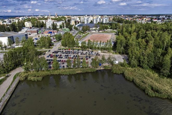Kaavatyön alkuvaiheessa pesäpallokentän nyt syövälle parkkialueelle etsittiin muitakin paikkoja Hietalahden alueelta. KUVA: KARI LÖFHJELM