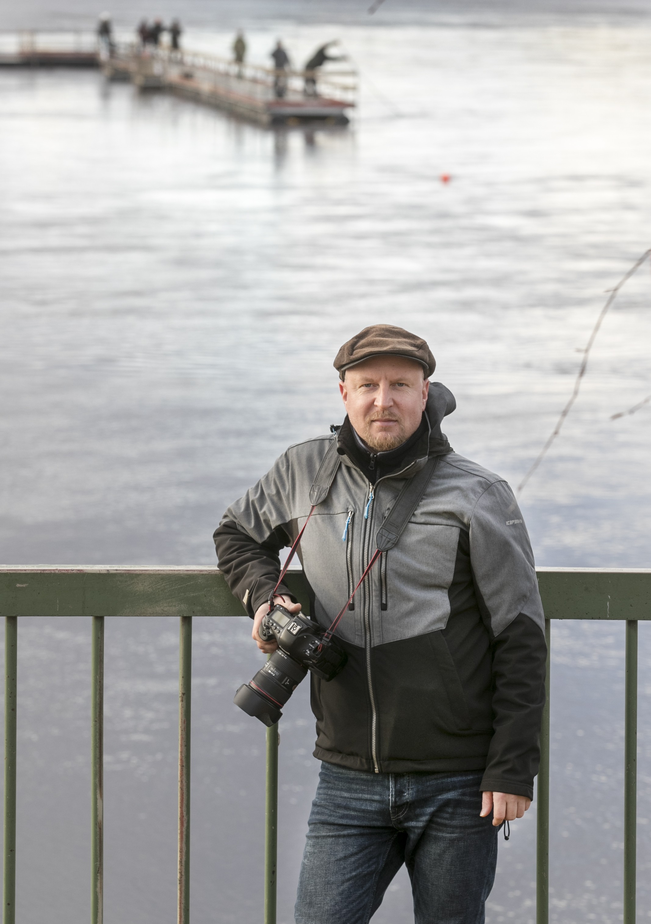 Christian Kärki on huomannut, että parhaat kuvat syntyvät usein muun tekemisen ohessa, hyvänä hetkenä.   Maisemakuvansa Tuiran Toivoniemestä hän otti kännykkäkameralla. Kuvassa mukana on lainakamera, sillä Kärki on hankkimassa parhaillaan uutta kameraa ja vanha on jo myyty.