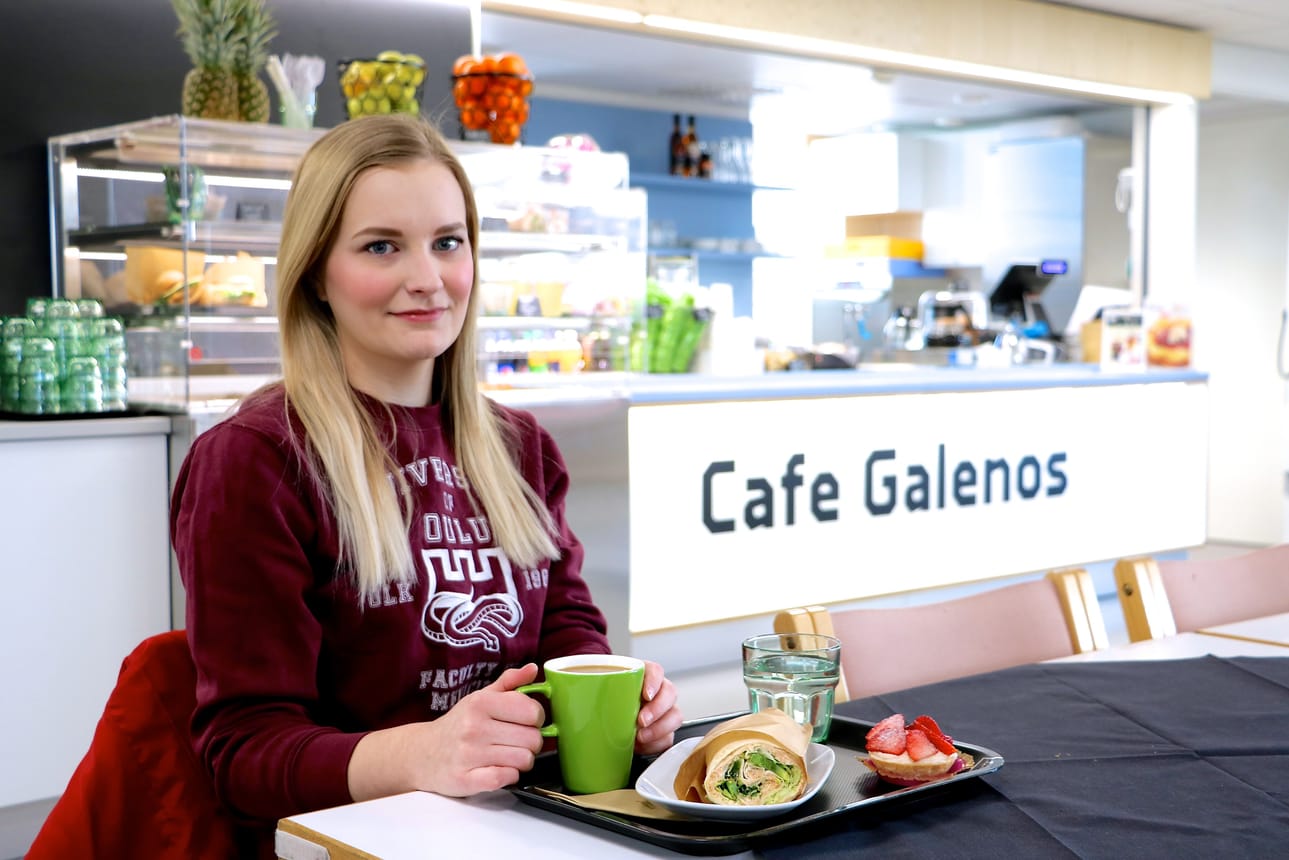 Lääkiksessä opiskelevalle Johanna Palomäelle maistui Cafe Galenoksen kanawrap ja mansikkaleivos.