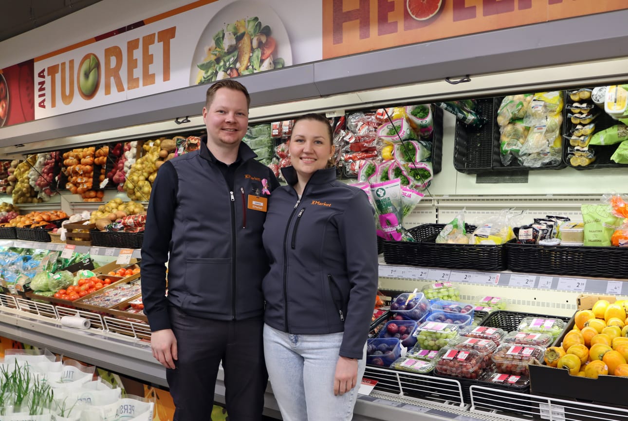 Aaron Kalli ja Riina Haapamäki ovat ahkeroineet K-Market Kuortaneen uusina kauppiaina syyskuusta lähtien.
