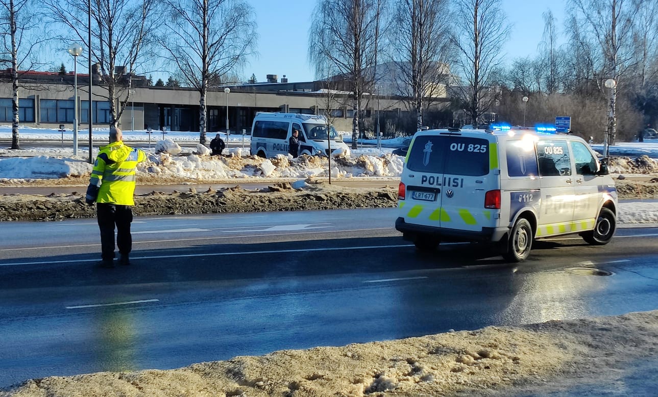 Onnettomuus hidastaa liikennettä Oulun Karjasillalla Kapellimestarinkadulla.