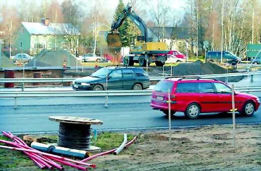 Tärisevä risteys. Liikenne sujui maanantaina jo rauhallisesti Kastellin häkin luona, johon asennetaan uusia paaluja taas kesäkuussa.