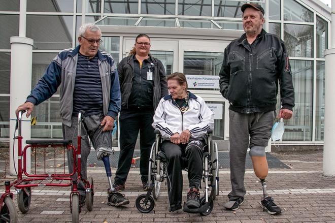 Usko Rahkola, Mirja Niittymäki ja Heikki Pajukoski ovat toistaiseksi ainoat osallistujat alaraaja-amputoitujen vertaistukiryhmässä Suupohjassa. Lisää väkeä odotellaan. Ryhmää ohjaa fysioterapeutti Anni Kuivinen. KUVA: JORMA HAVULA