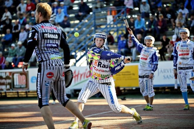 Lyöjätilaston kolmonen, Vimpelin Vedon Perttu Ruuska, pääsi runkosarjan päätöspelissä takaisin lyöjäjokeriksi sijaistettuaan hetken loukkaantuneena ollutta lukkari Janne Heimosta. Joensuun Maila taas saa puolivälierissä kiusakseen nokkelan JymyJussit-lukkari Henri Itävalon. KUVA: TOMI KOSONEN