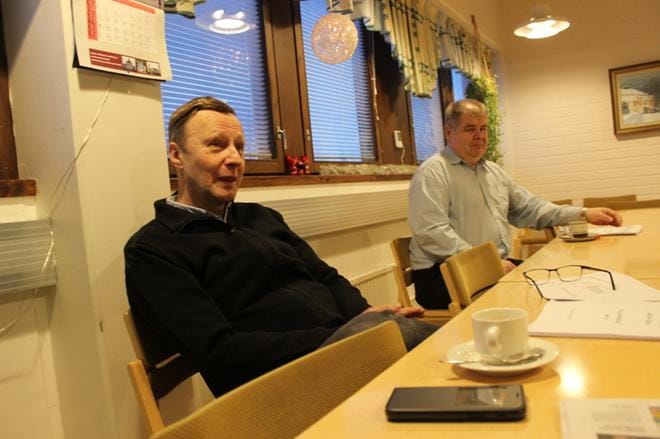 Isojoen kunnanhallituksen puheenjohtaja Jukka Vainionpää (kesk.) joutui miettimään kauan, kuinka kuvailisi kunnan ensi vuoden talousarviota. – Odottava budjetti, hän naureskeli viitaten tulevaan sosiaali- ja terveyspalvelujen uudistukseen. Taustalla hallintojohtaja Juha Mattila. KUVA: LOTTA KALLIO