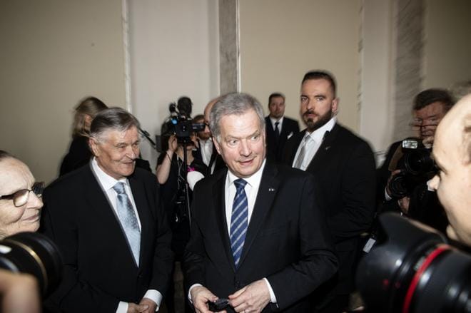 Tasavallan presidentti Sauli Niinistö vaihtoi kuulumisia Mikko ja Kaisa Pesälän kanssa, kun hän jalkautui valtiosaliin vaalikauden päättäjäisten kahvitilaisuuteen. KUVA: Joel Maisalmi