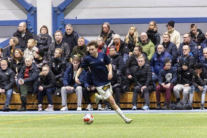 Vielä 15 kuukautta sitten Eetu Saarela pelasi B-poikien Ykköstä –  Nyt 17-vuotias juniori oli AC Oulun avauskokoonpanon topparina liigacupissa