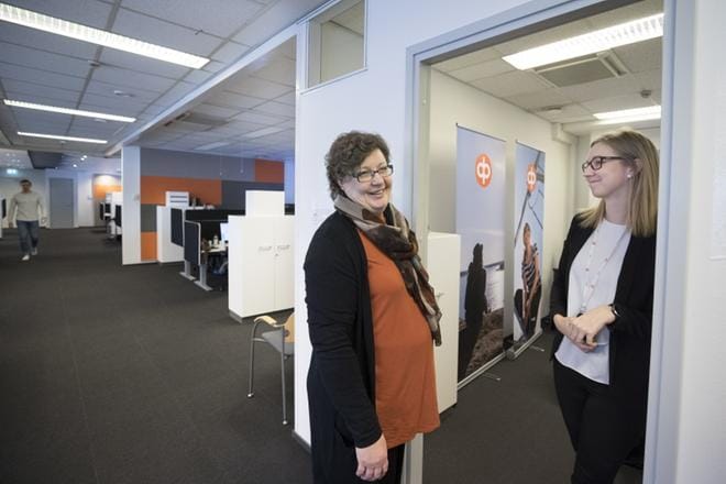 OP Contact Centerin tiimipäällikkö Piia Hakomäki ja Opsetin palveluesimies Suvi Lahti rekrytoivat tänä keväänä yhteensä jopa 30 työntekijää näihin tiloihin OP:n palvelukeskukseen. KUVAT: MINNA ANTILA