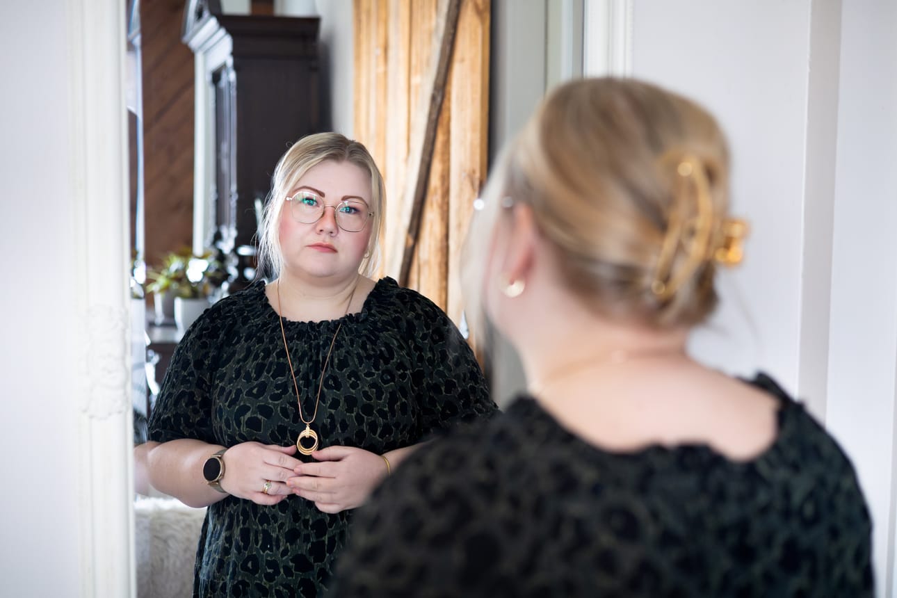 Ylistarolainen Alina Lehto näkee työssään työterveyshoitajana, millaisia vaikutuksia vaihdevuosilla voi olla naisten työkykyyn ja työssä jaksamiseen.
