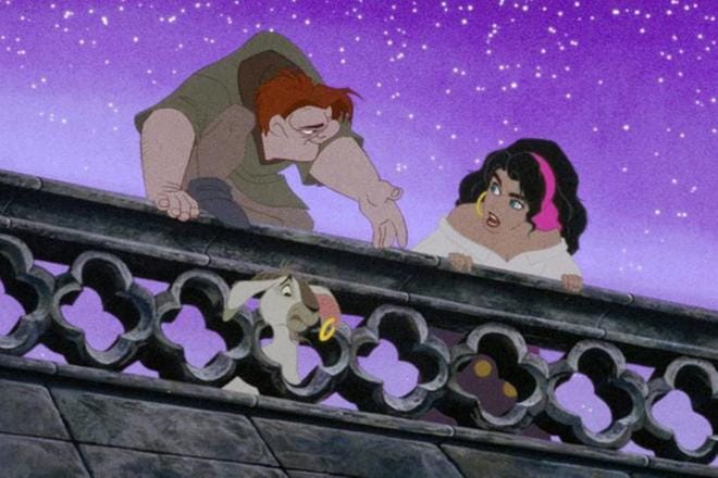 Kyttyräselkä Quasimodon ja mustalaistyttö Esmeraldan romanssi elää, mutta alun perin heidän tarinansa kunnioitti itse Notre Damen kirkkoa. Kuva vuoden 1996 Disney-elokuvasta. KUVA: Buena Vista Pictures / AOP