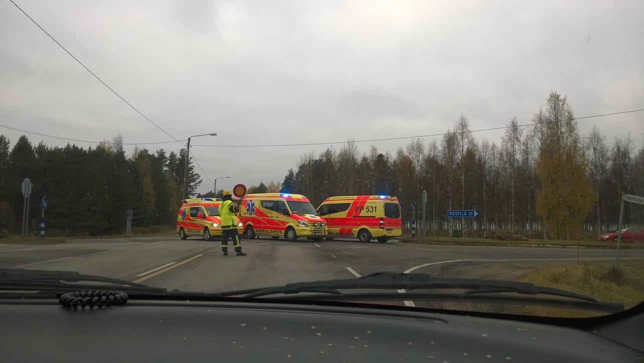 Onnettomuus sattui Ouluntien ja Kestiläntien risteyksessä.