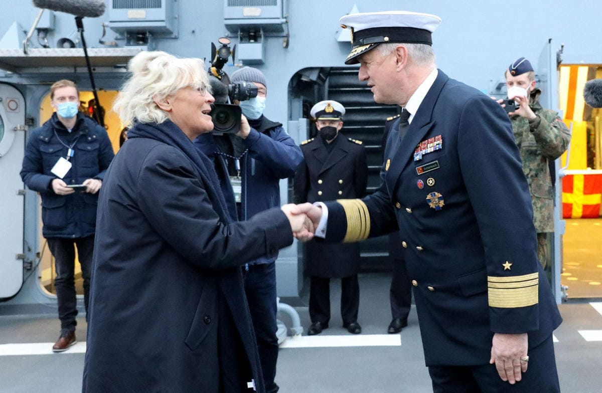 Schönbach perusteli eroaan sillä, ettei hän halua aiheuttaa enempää vahinkoa Saksan laivastolle ja Saksan valtiolle. Kuvassa Schönbach kättelee puolustusministeri Christine Lambrechtia. LEHTIKUVA / AFP