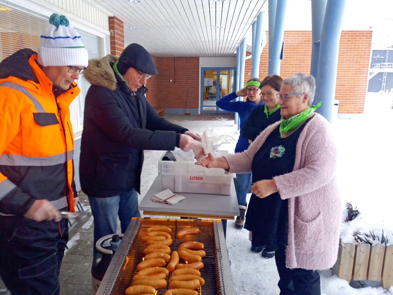 Kunnanjohtaja Pauli Piilmalle ja kunnallistekniikan insinööri Pertti Räsäselle makkaranpaisto oli mieluista poikkeamaa arkirutiineihin. Räsäsen mielestä joka viikko pitäisi olla yksi makkarapäivä.