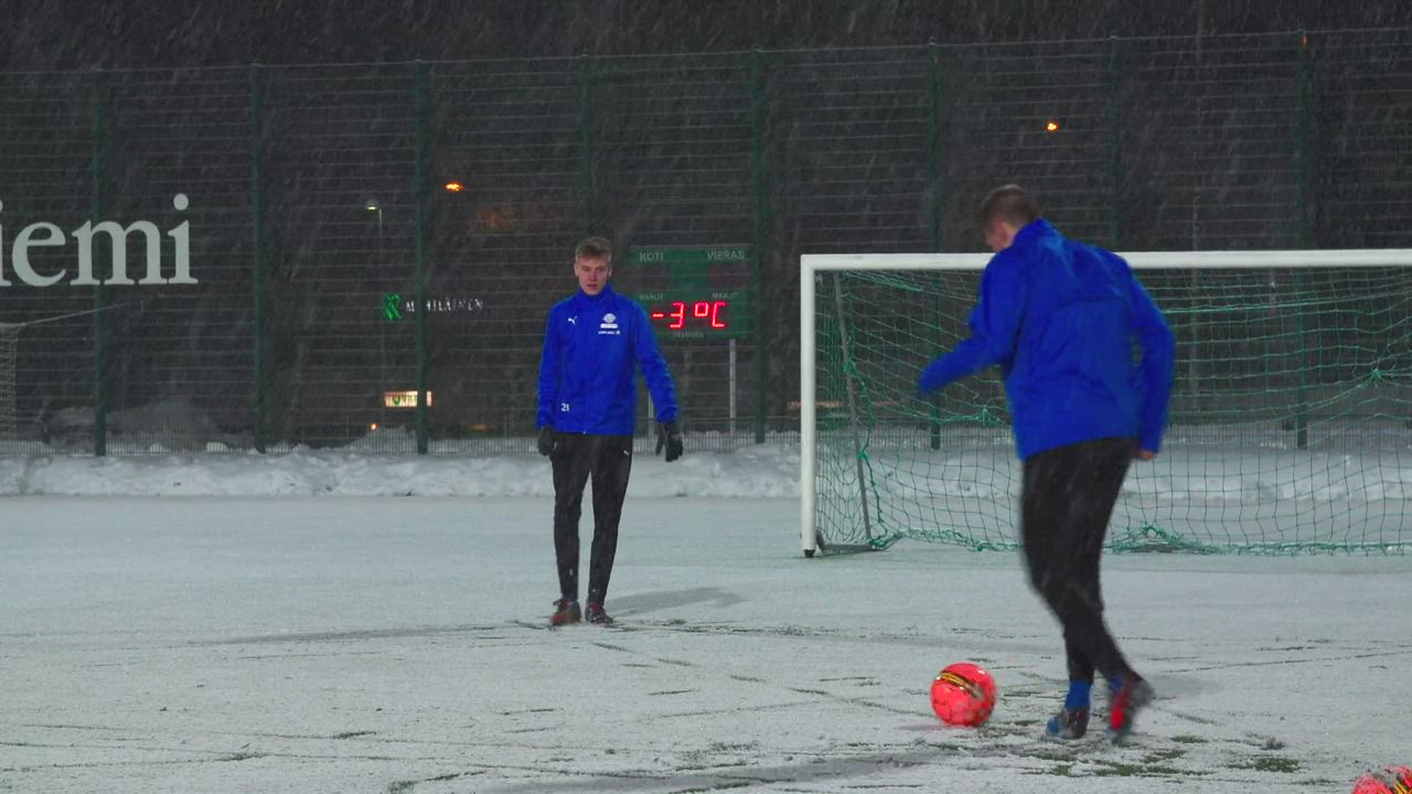 RoPS matkalla Eurooppaan osa 2 - Kuinka jalkapalloa voi pelata metrisessä hangessa?