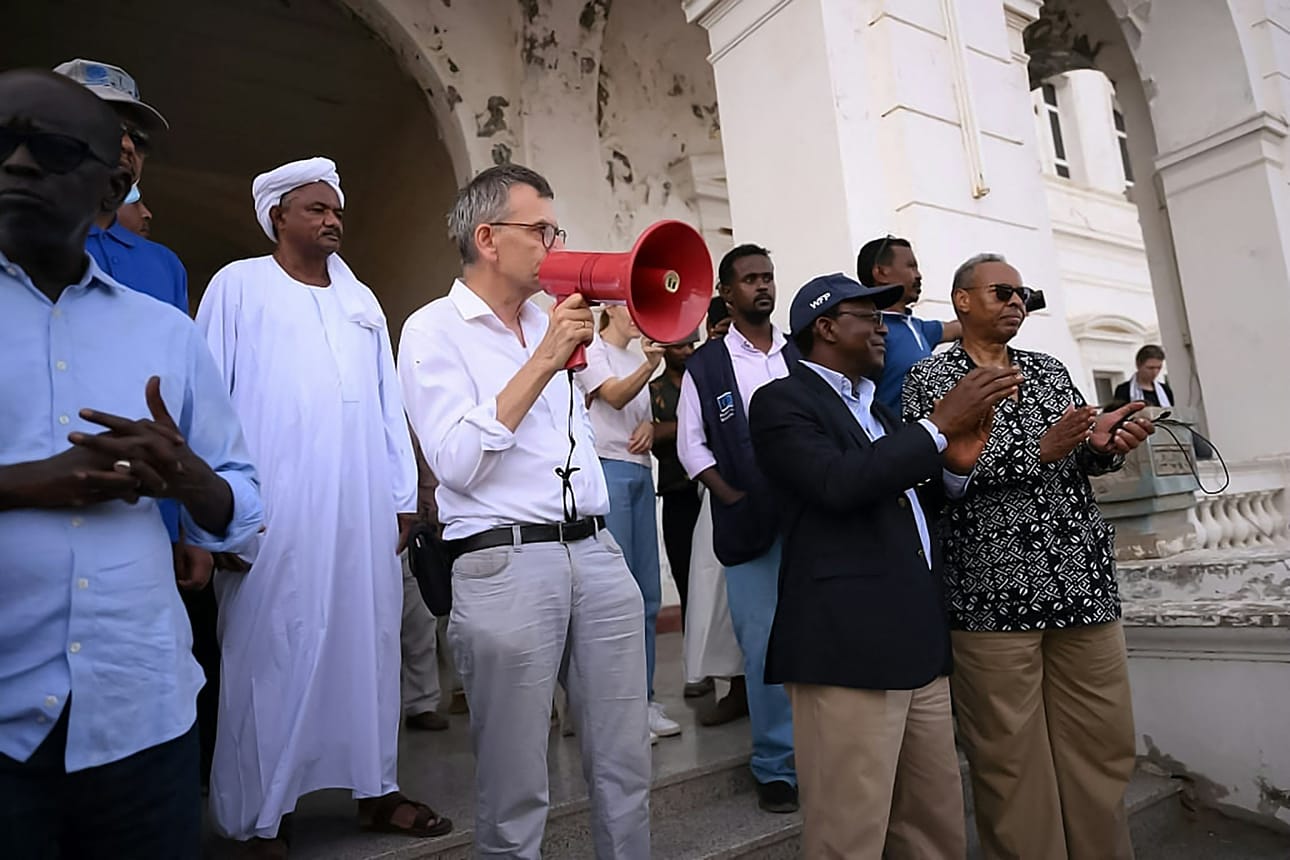 YK:n väistyvän Sudanin-lähettillään Volker Perthesin (kesk.) mukaan YK on saanut uskottavia raportteja ainakin 13 joukkohaudasta Länsi-Darfurin Geneinassa sekä ympäröivillä alueilla. LEHTIKUVA/AFP