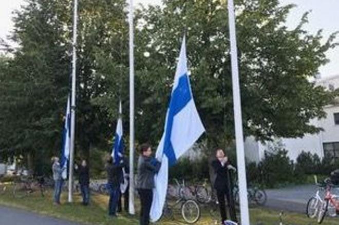 Liput nostettiin salkoihin aamulla. KUVA: AILA LEHTORINNE