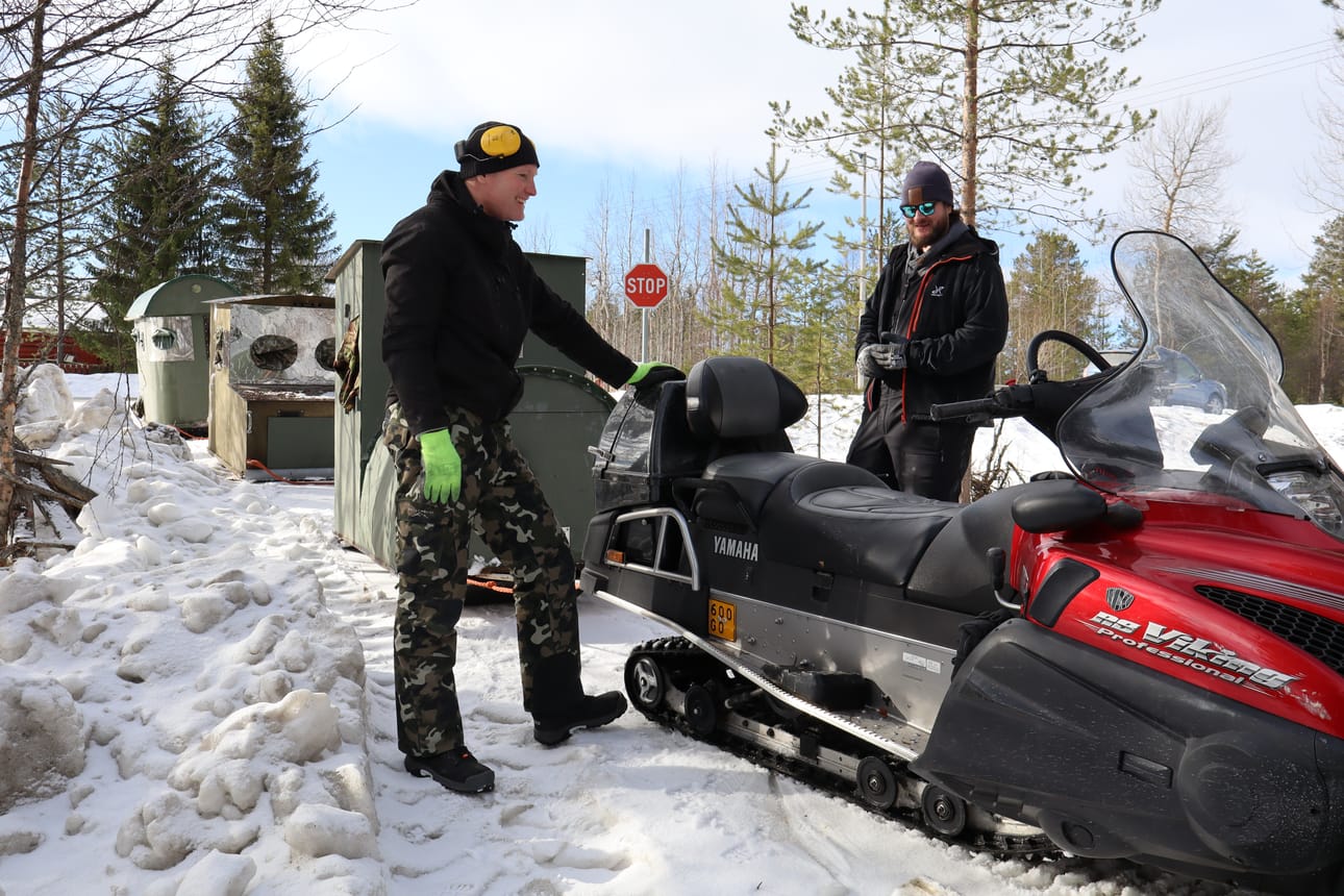 Jarmo Manninen (vas.) ja Juho Salo siirsivät Kuusamon Oivangissa kuvauskojuja paikoilleen maastoon. Kuva on otettu maaliskuun lopussa, nyt lumi on maisemasta hävinnyt.