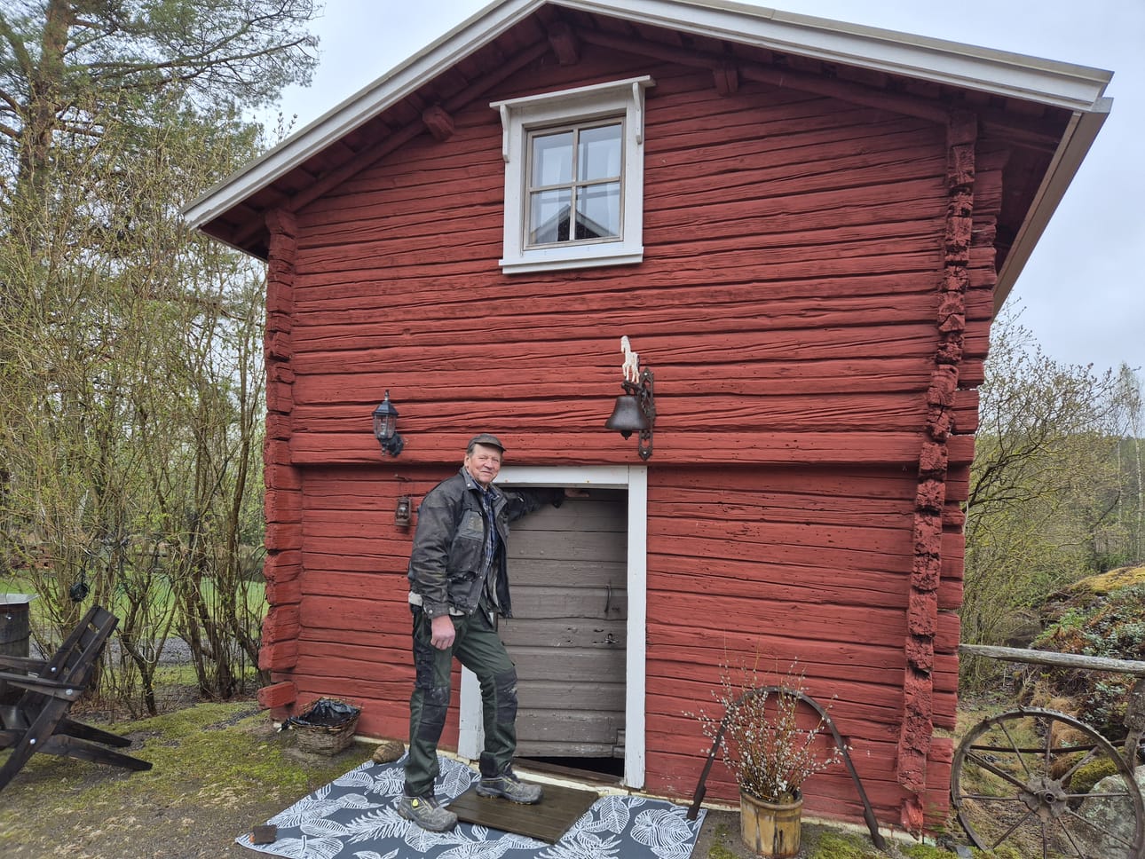 Risto Riihikangas on rakentanut eläkepäivillään idyllisen pihapiirin kierrätysmateriaaleja hyödyntäen. Kuvassa aittarakennus vuodelta 1847.