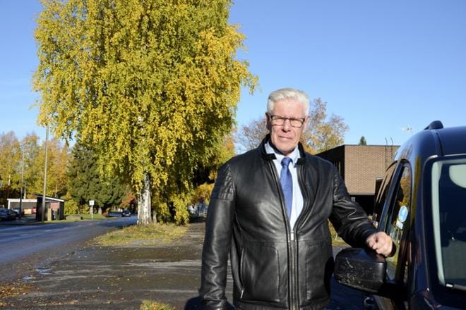 Alajärveläinen taksiautoilija Jorma Saarela päätti pelastaa asiakkaan pulasta ja hankkia kylmään taloon lämmitysöljyä. Teko on saanut alkuviikosta suurta valtakunnallista huomiota. KUVA: SARI HEINILÄ