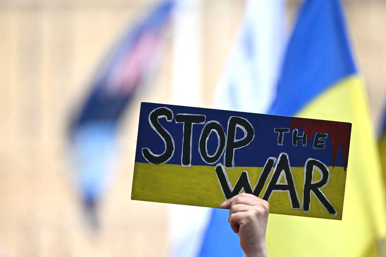 Venäjän ja Ukrainan valtuuskunnat tapasivat viime kuussa Istanbulissa ensimmäisissä suorissa neuvotteluissa yli kolmeen vuoteen. Kuva on Ukrainaa tukevasta mielenosoituksesta Lontoosta sunnuntailta. LEHTIKUVA/AFP