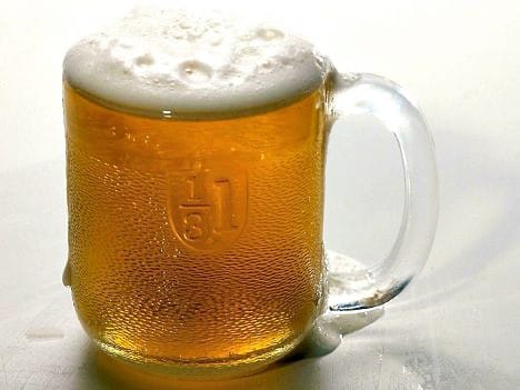 THL:n oikeuslääkäri Katarina Lindroosin mukaan nuoret eivät välttämättä aina ymmärrä sitä, kuinka alkoholi saattaa heihin vaikuttaa. Arkistokuva.