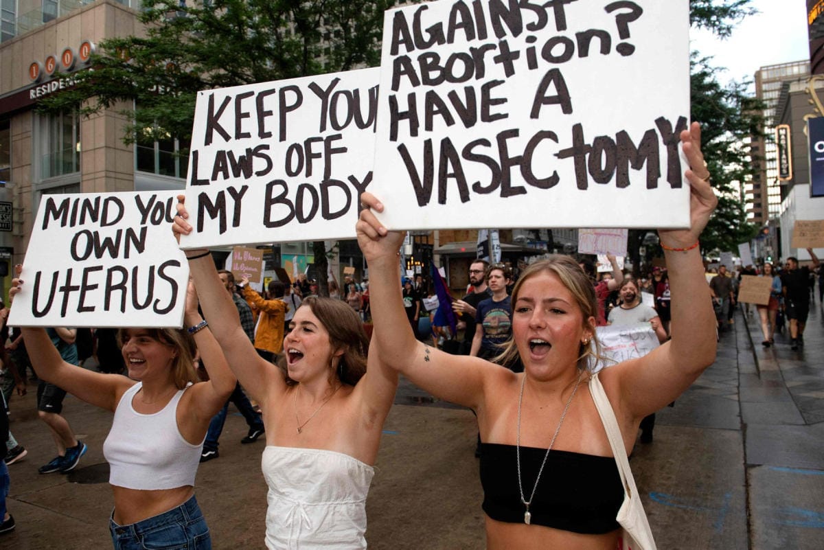 Aborttioikeuksia ajavat naiset osoittivat perjantaina mieltään Denverissä Coloradon osavaltiossa. LEHTIKUVA/AFP