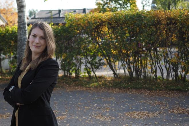 Kauppatieteiden tohtoriksi pian valmistuvan Hilpi Kankaan tuoreessa väitöstutkimuksessa tutkittiin muun muassa esimiesten ja alaisten välisiä suhteita ja fyysistä etäisyyttä. Kuva: Jarkko Kangas