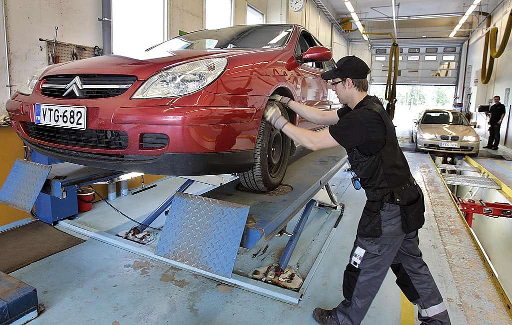 Katsastusmies Eero Kämäräinen tutkii autoa Oulun Katsastus Oy:lla.