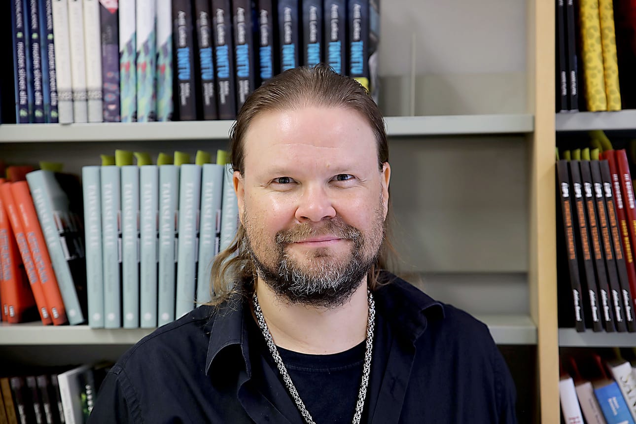 Neliöitä Oulun kirjallisuuden talon tiloissa on 127. Yleisöä tiloihin mahtuu Tuomo Heikkisen mukaan noin 50.