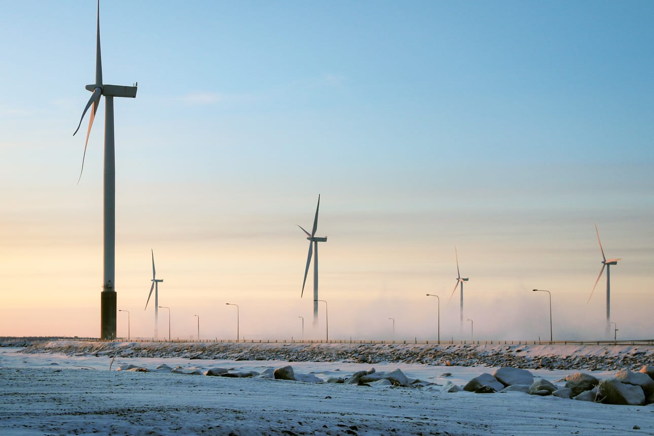 Pohjois-Pohjanmaalle ja Lappiin on vireillä yli puolet maan tuulivoimasta. Kuvan voimalat ottivat aurinkoa vuodenvaihteen kaamoksessa Tornion Röyttän edustalla.