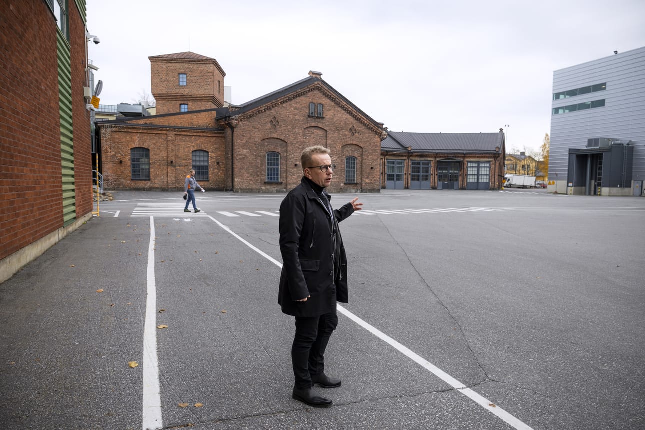 Wärtsilä vuokraa keskustan alueella jo tyhjäksi jääneitä tiloja väliaikaiskäyttöön. Alueelle suunniteltujen uusien toimintojen rakentaminen voi kestää monia vuosia, sanoo Wärtsilän kiinteistöjohtaja Tommy Grannas. Takana oleva veturitalli on jo tyhjillään, oikealla näkyvä kokoonpanohalli tyhjenee ensi vuonna.