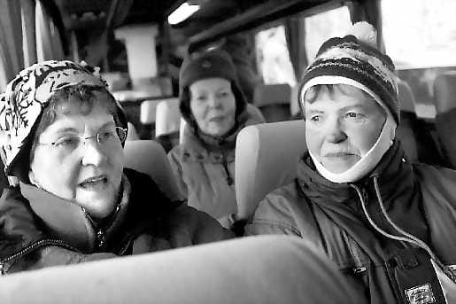Sisarukset. Sirkka Mettovaara (vas.), Annikki Ervasti ja Kaisu Halonen kävivät Hiihtoliiton kustantamalla bussilla kisoihin Haukiputaalta.