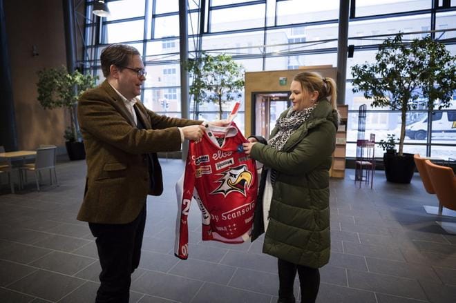 Sportin pelipaita päätyi Markuksen todelliseen kiekkoperheeseen Laihialle. KUVA: JARNO PELLINEN