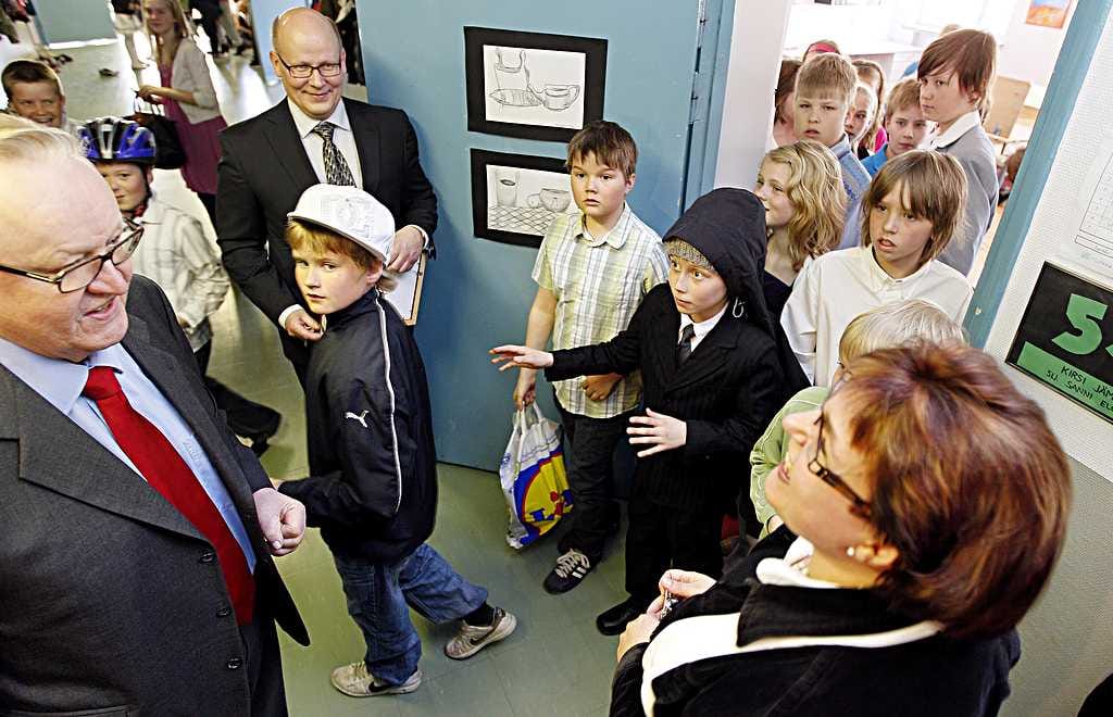Presidentti Martti Ahtisaari (vas.) vieraili edellisen kerran oululaiskoulussa toukokuussa 2010. Silloin vierailupaikkana oli Kastellin koulu. Ahtisaari toimi Oulunsuun kansakoulun 6B-luokan opettajana Kastellin Häkillä lukuvuonna 1959-60.