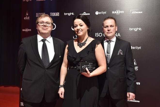 Elokuvateatteri Matintupaa Pohjanmaalla Ylistarossa pyörittävä Anssi Luoma (vas) osallistui Jussi-gaalaan yhdessä tyttärensä Maija Kormanon ja hänen Mikko-puolisonsa kanssa. Elokuvateatterin pitäjä sanoo, että takana on ollut hyvä elokuvavuosi. KUVA:
