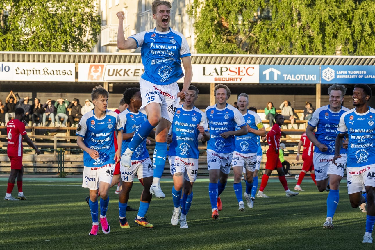 Arttu Leppänen kohoaa korkeuksiin tuuletellessaan 1-1 tasoitusmaalia.