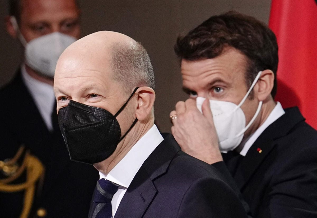 Saksan liittokansleri Olaf Scholz (vas.) sekä Ranskan presidentti Emmanuel Macron ovat molemmat kertoneet suunnitelmistaan vierailla Venäjällä. LEHTIKUVA/AFP