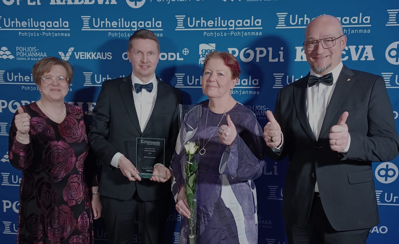 Raahen kaupungin palkintoa olivat vastaanottamassa kaupunginhallituksen puheenjohtaja Sari Pekkala, liikuntapalvelupäällikkö Toni Ojala, kaupunginjohtaja Leena Mikkola-Riekkinen ja kaupunginvaltuuston puheenjohtaja Pekka Poukkula.