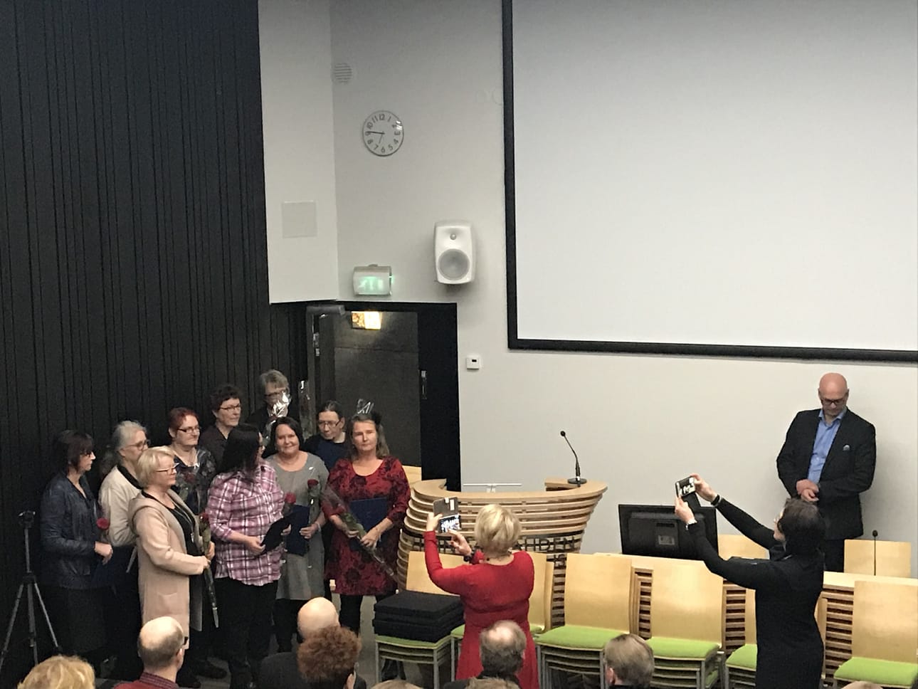 Pitkäaikaiset kuntatyöntekijät palkittiin valtuuston kokouksen alussa.