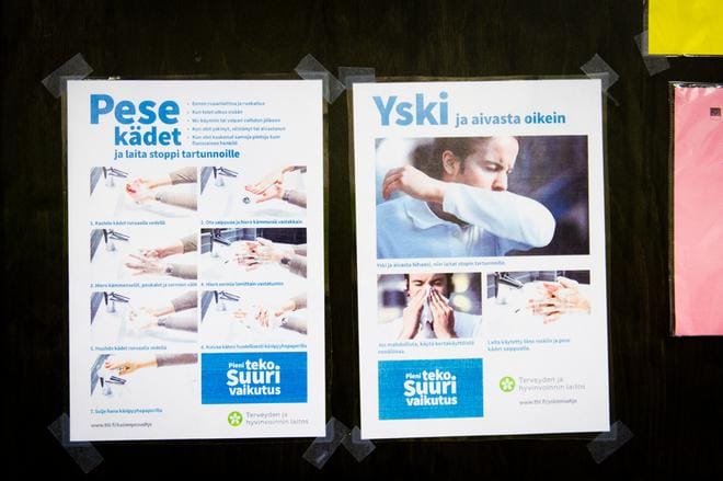 Kahdesti rokotetun ja oireettoman ei tarvitse eristäytyä altistumisen takia. Ministereillä ohjeet ovat tiukemmat.