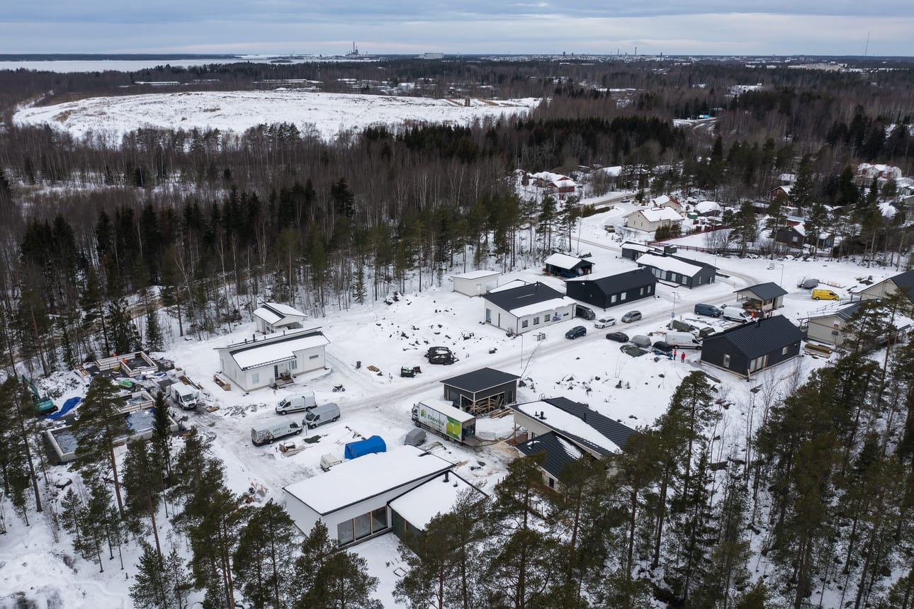 Uusien omakotitonttien infrastruktuurityöt seisahtuivat Vanhassa satamassa. Toisaalla Vanhassa satamassa rakennustyöt etenevät.
