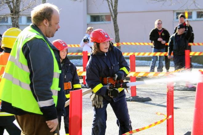 Imatralaistuomari Juha Vaaranmäki seurasi Iitin VPK:n Maksimus Heinolan ja Leevi Lehtikankaan työskentelyä.