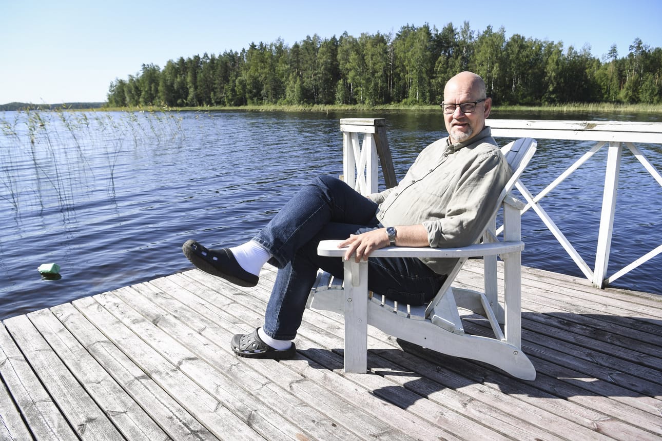 Jaakko Kiander tykkää puuhastella mökillään Puumalassa tavallisia asioita, kuten lämmittää saunaa ja ravustaa tyttären pojan kanssa. Talousasiat pyörivät silti päivittäin mielessä myös mökillä.