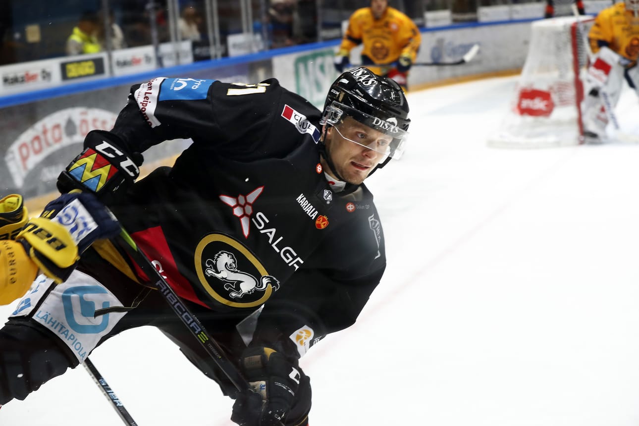 Nicklas Lasu veikkaa Ruotsin voittavan korkeintaan parin maalin erolla. Kuva Kärpät-Lukko-ottelusta viime lokakuulta.