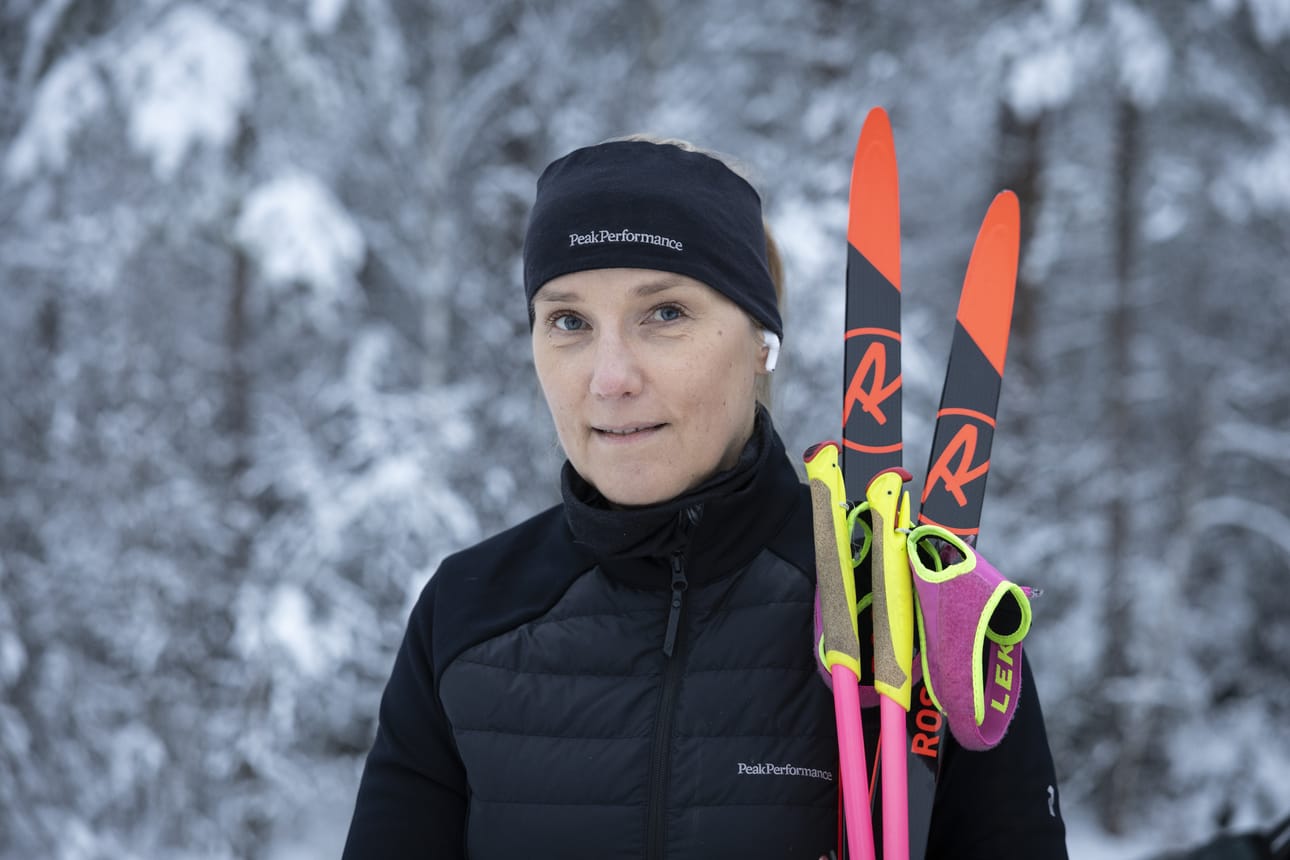 Jaana Karvonen kertoo nauttivansa hiihtämisessä kauniista luonnosta ja ulkoilmasta.