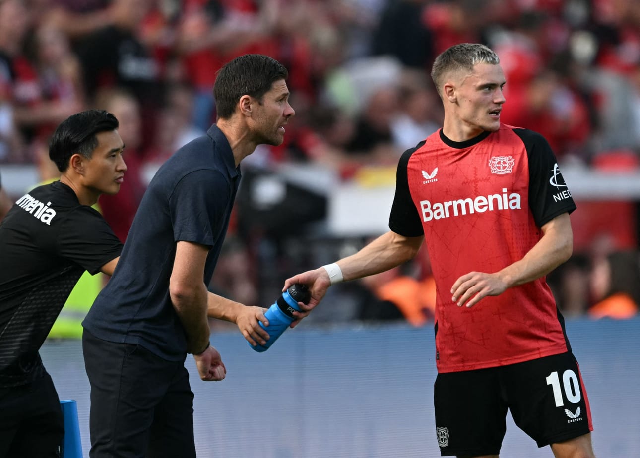 Leverkusenin päävalmentaja Xabi Alonso (kesk.) antaa ohjeita Florian Wirtzille (oik.) ottelussa Wolfsburgia vastaan 22. syyskuuta. LEHTIKUVA / AFP