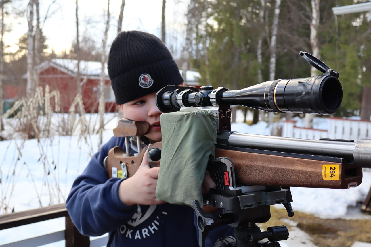Sodankylässä SM-pronssia hirvenhiihdossa saavuttaneen Luka Ämmälän mielestä ampuminen on lajin paras osuus. Kilpailussa hän ampui lähes itsensä pituisella hirvikiväärillä.