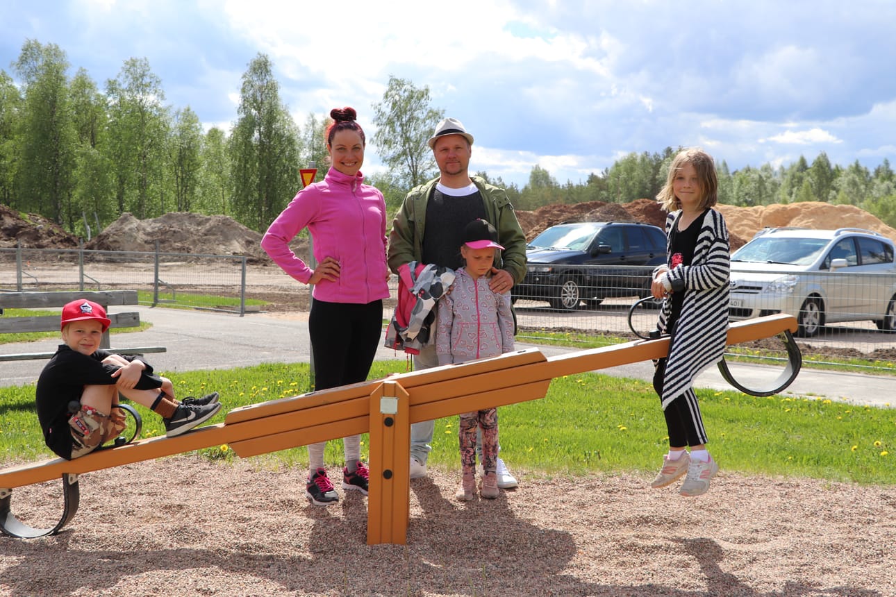 Kiskossa asuva perhe vierailee liikennepuistossa aina mökkeillessään Pudasjärvellä. Leikkimässä Atte Illikainen (vas.), Nuppu Rajaniemi ja Tiuku Rajaniemi.
