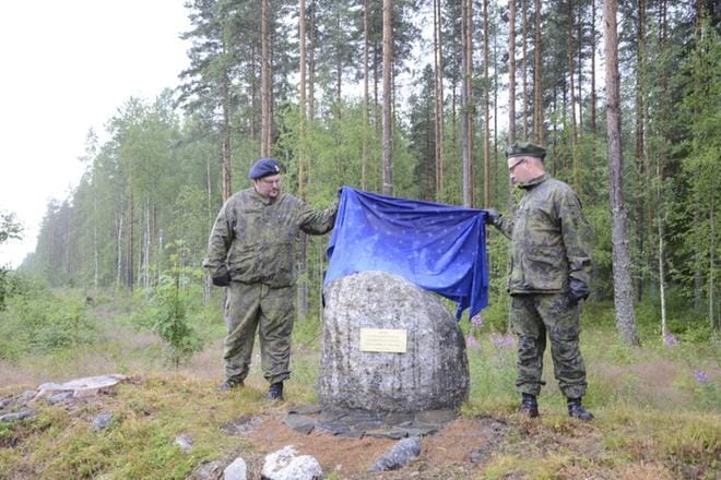 Suojeluskuntatalon muistolaatan yltä peitteen poistivat Jurvan Rotaryklubin jäsenet reservin yliluutnantti Markku Laiteenmäki ja reservin vääpeli Jaakko Liinamaa. KUVAT: MARI HAUTAMÄKI