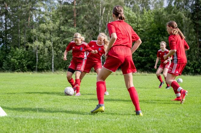 FC Sportissa toivotaan juniorijalkapallon ilmapiirin muuttuvan kannustavammaksi. Kuvat: Elena Mikkilä